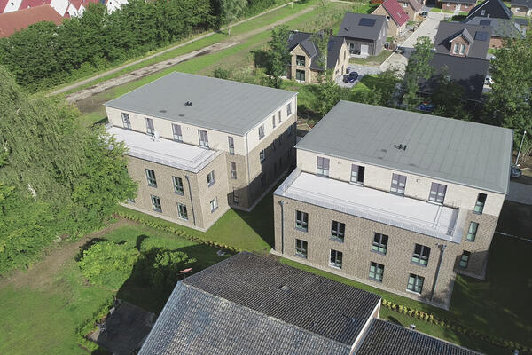 Bild vergrößern: Luftbild der neuen Advantic-Büros: Zwei dreigeschossige Gebäude im Grünen am Rande eines Wohngebiets
