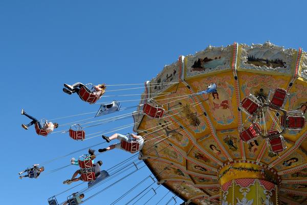 Fahrendes Kettenkarussel mit mehreren Personen
