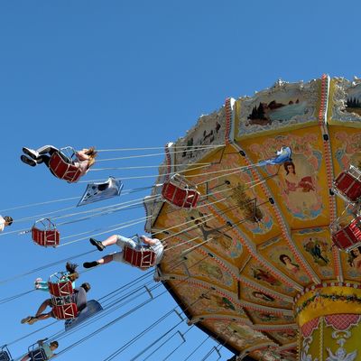 Bild vergr&ouml;&szlig;ern: Fahrendes Kettenkarussel mit mehreren Personen