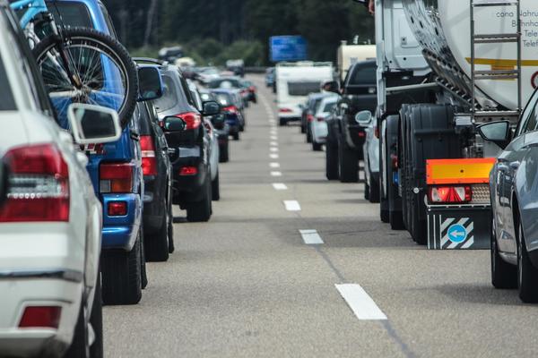 Fahrzeuge stehen auf einer Autobahn im Stau