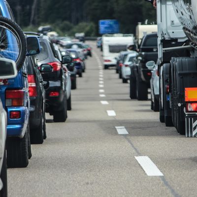 Bild vergr&ouml;&szlig;ern: Fahrzeuge stehen auf einer Autobahn im Stau
